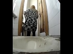 Скачать сейчас порно видео скрытые камеры в женских туалетах