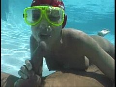 Видео секс в бассейне под водой