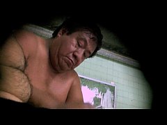 Парень снимает на телефон мастурбирующую секс-бомбу в ванне