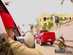 Длинноногая брюнетка в чёрных шортах и чулках